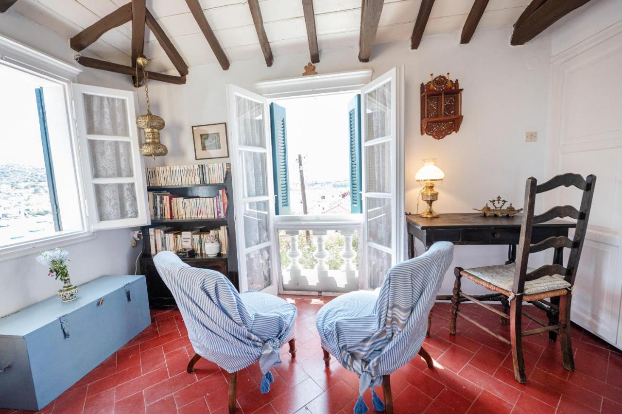 Traditional House Under The Clock Tower With Sweet View Poros Town Eksteriør bilde