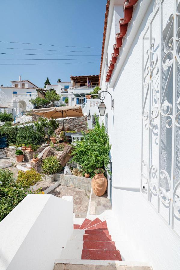 Traditional House Under The Clock Tower With Sweet View Poros Town Eksteriør bilde